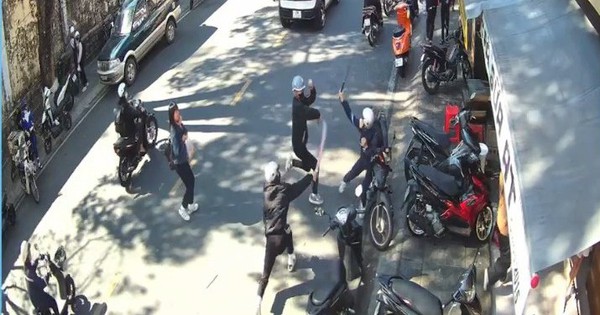 Nhóm học sinh ‘truy sát’ nhau trước cổng trường