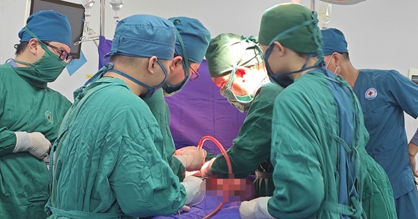 Bác sĩ hiến máu, trực tiếp thực hiện ca mổ cứu sống nam thanh niên bị vỡ thận