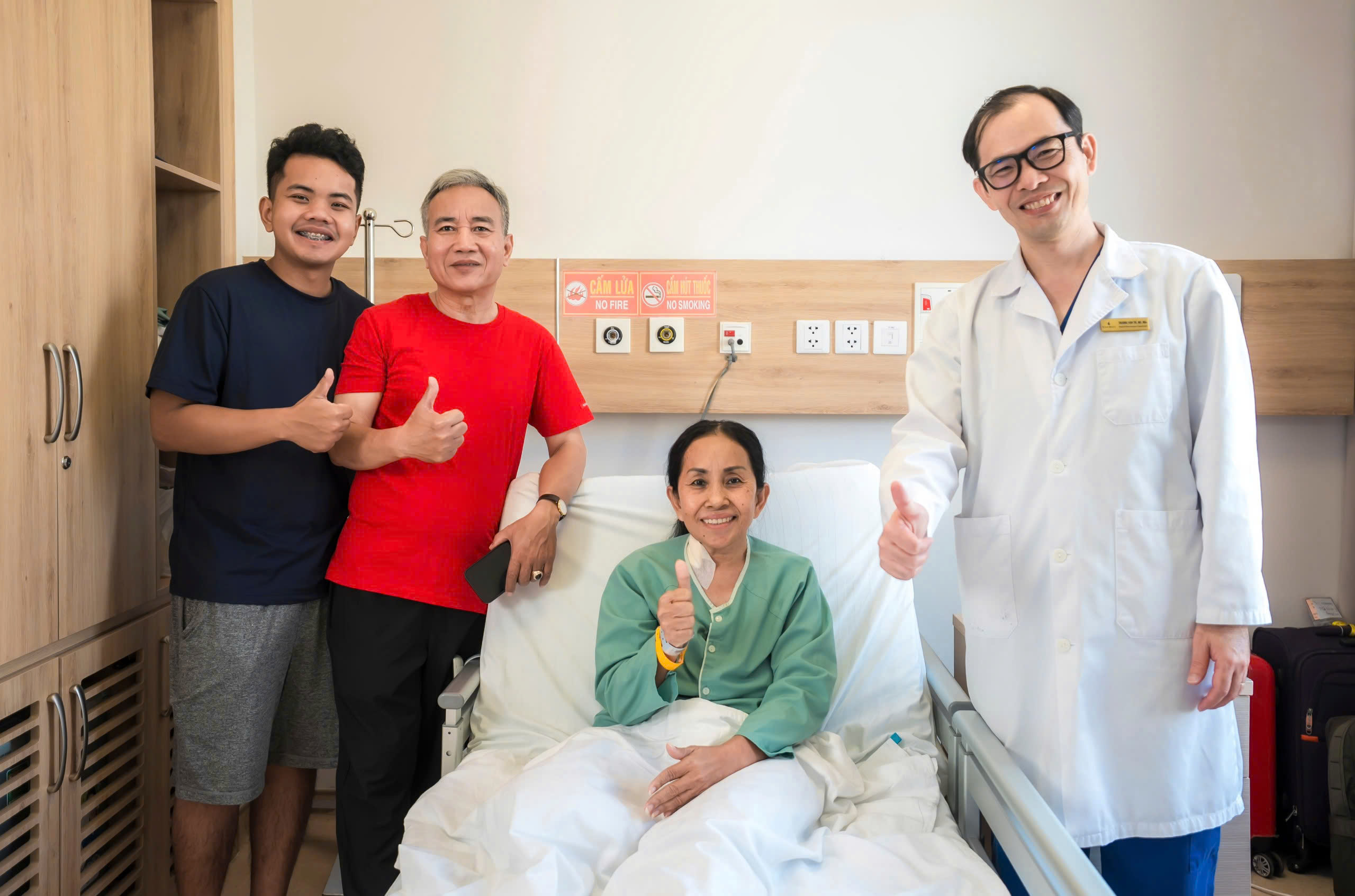 Vượt nghìn km sang Việt Nam mổ não, người phụ nữ Campuchia thoát cơn đau dai dẳng- Ảnh 2. Vượt nghìn km sang Việt Nam mổ não, người phụ nữ Campuchia thoát cơn đau dai dẳng- Ảnh 2.