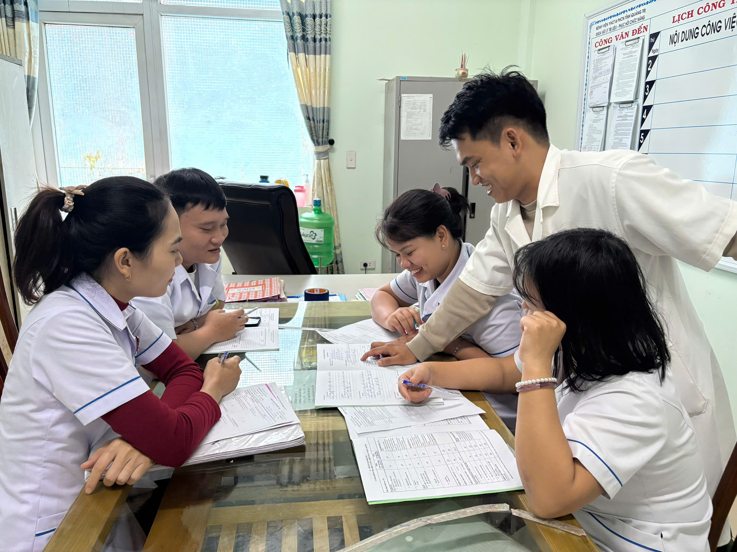 Đào tạo bác sĩ chuyên khoa 1 phục hồi chức năng - Bổ sung nguồn nhân lực quan trọng trong chăm sóc sức khoẻ người dân- Ảnh 2. Đào tạo bác sĩ chuyên khoa 1 phục hồi chức năng - Bổ sung nguồn nhân lực quan trọng trong chăm sóc sức khoẻ người dân- Ảnh 2.