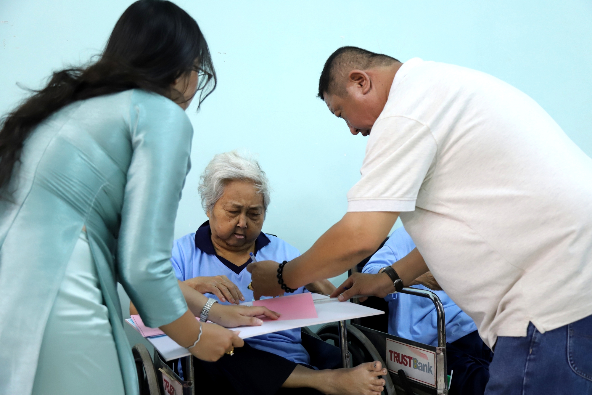 Những người âm thầm đặc biệt trong hành trình chăm sóc người cao tuổi- Ảnh 1.