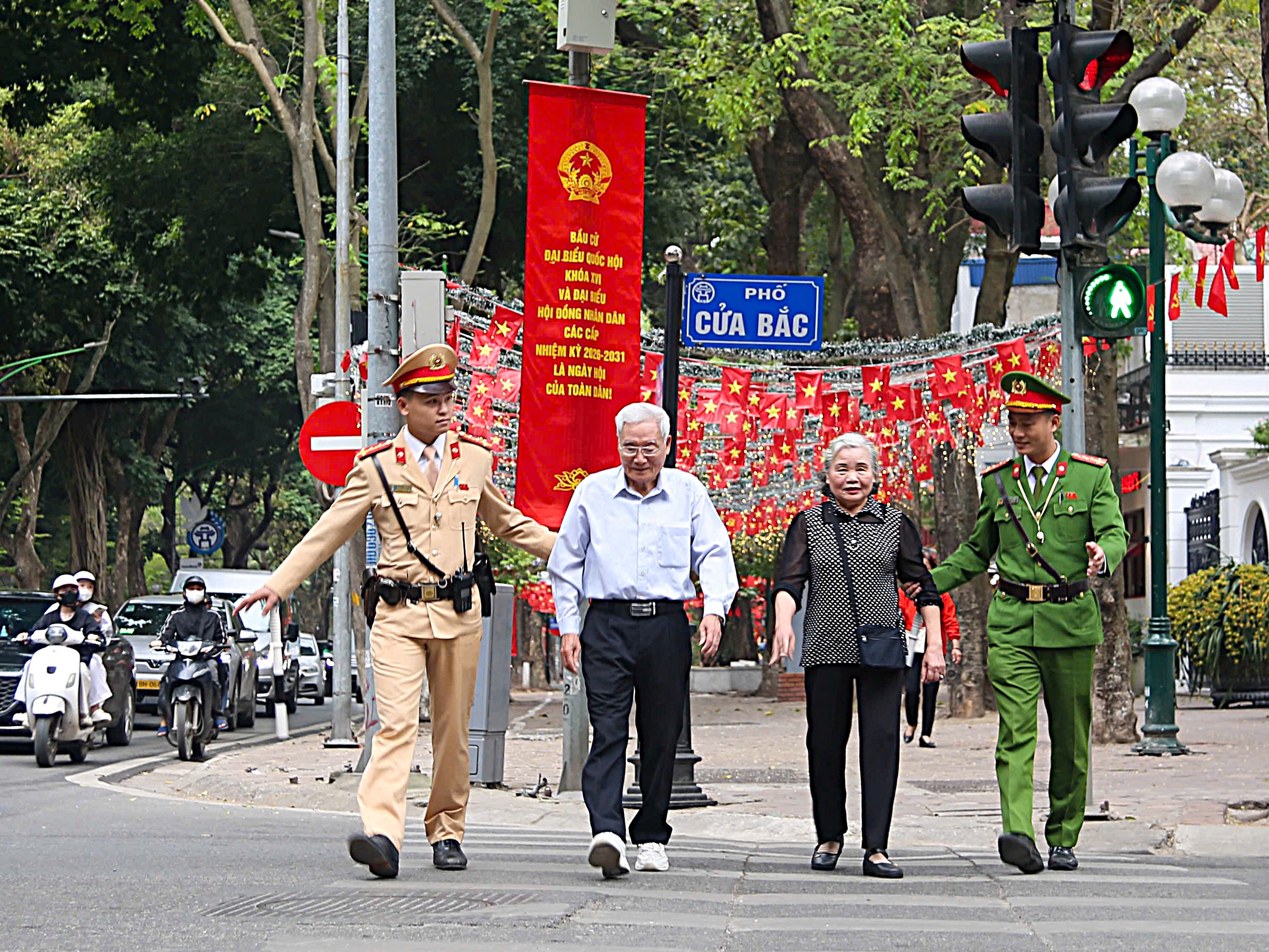 Hà Nội bảo đảm giao thông thông suốt, an toàn, an ninh trật tự tại hơn 4.000 khu vực bỏ phiếu- Ảnh 4.