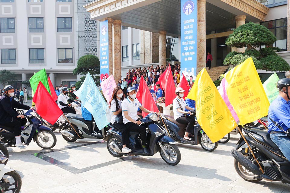 Nhanh chóng hoàn thiện văn bản hướng dẫn giúp sớm đưa các chính sách của Luật Dân số vào thực tiễn
- Ảnh 4. Nhanh chóng hoàn thiện văn bản hướng dẫn giúp sớm đưa các chính sách của Luật Dân số vào thực tiễn
- Ảnh 4.