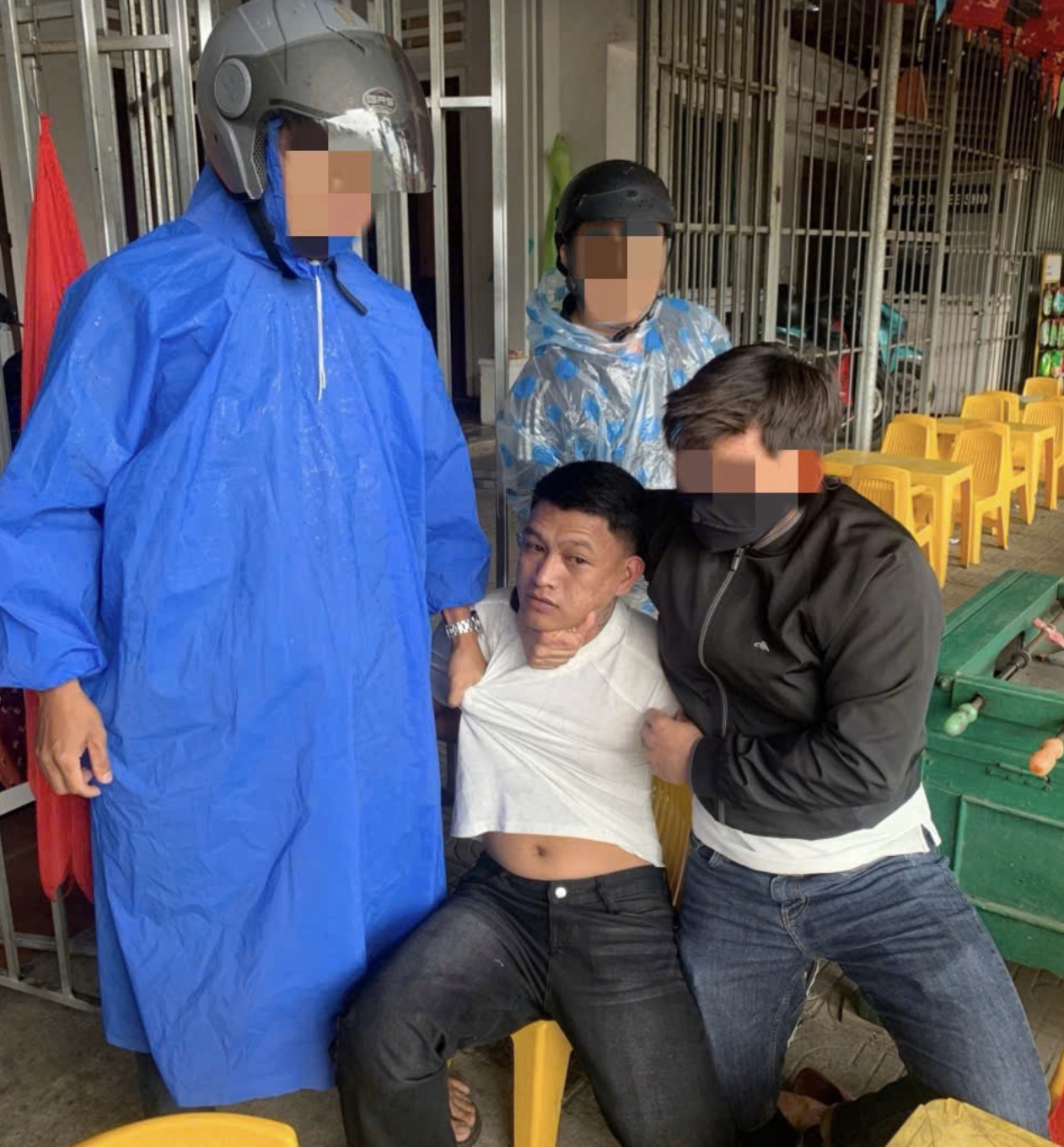 Siết cổ người phụ nữ đang cắt rau ngoài đồng cướp bông tai vàng- Ảnh 1. Siết cổ người phụ nữ đang cắt rau ngoài đồng cướp bông tai vàng- Ảnh 1.