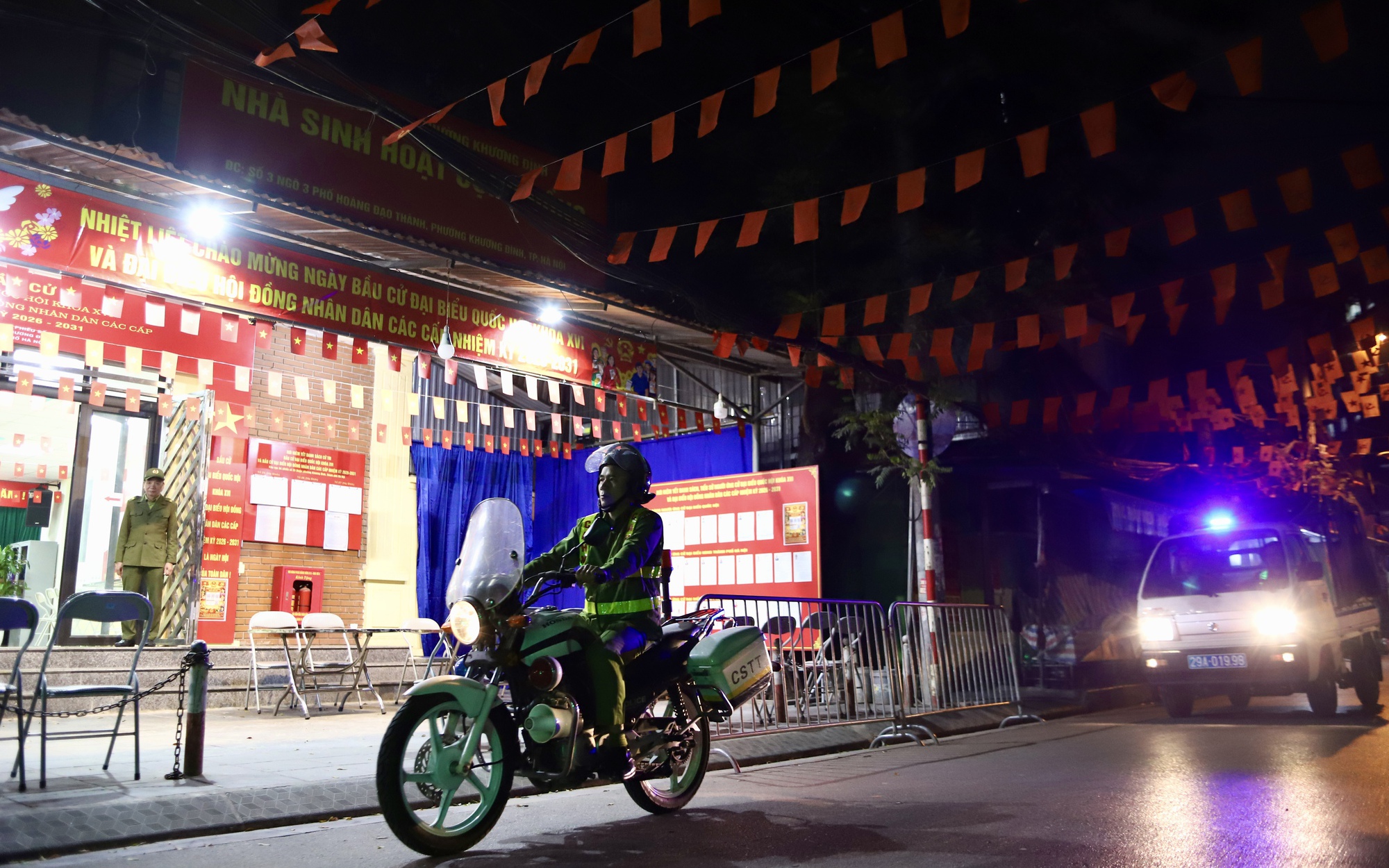 Trước giờ bầu cử: Công an Hà Nội "trực chiến" xuyên đêm, bảo đảm an ninh các điểm bỏ phiếu