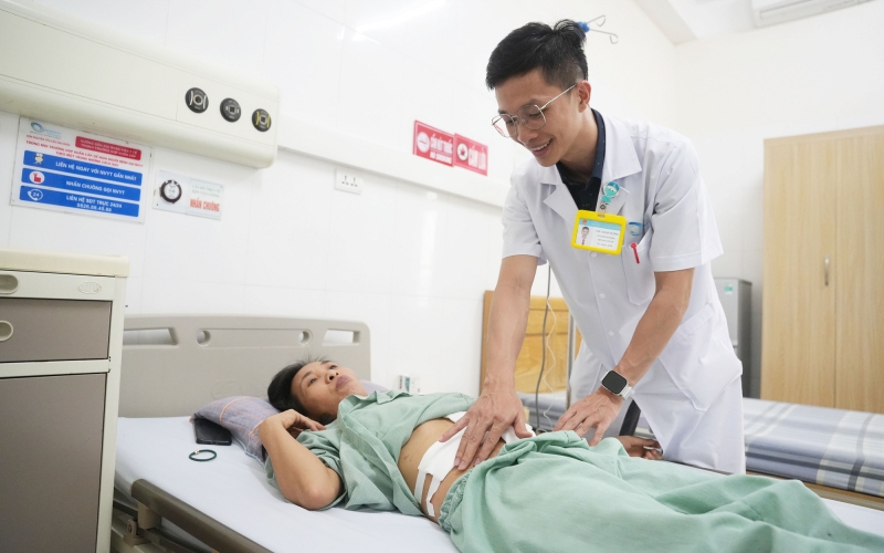 Bác sĩ hiến máu, trực tiếp thực hiện ca mổ cứu sống nam thanh niên bị vỡ thận- Ảnh 5.