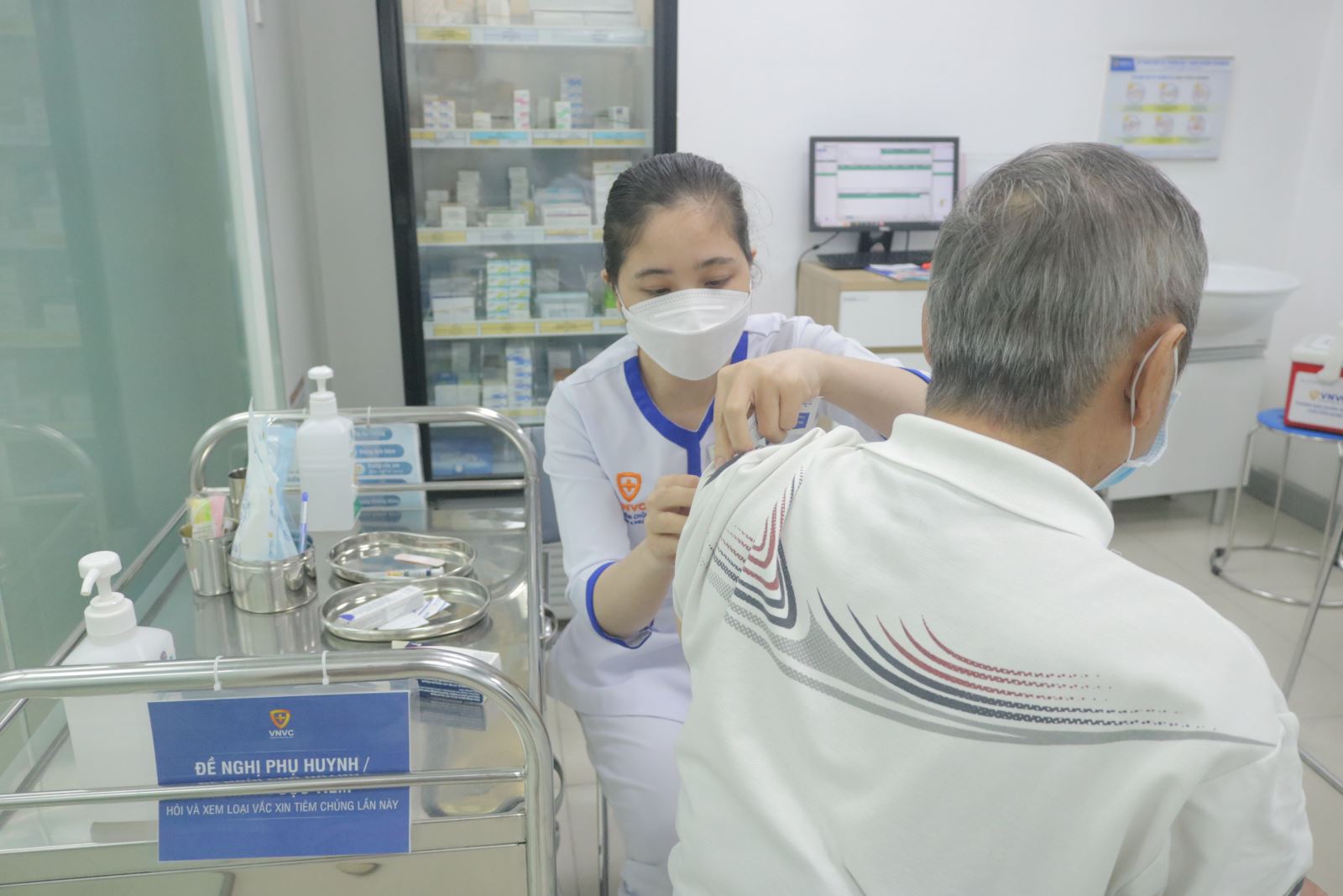 Vì sao nên tiêm nhắc lại vaccine phòng cúm, phế cầu khi giao mùa?- Ảnh 1.