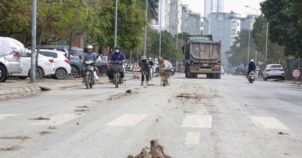 Hà Nội: Xe tải làm rơi đất trên đường, CSGT truy tận công trường xử lý