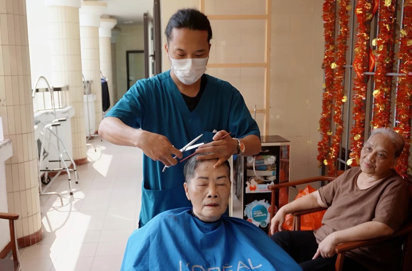 Già hóa nhanh, bệnh tật nhiều, người cao tuổi cần được chăm sóc thế nào?- Ảnh 1. Già hóa nhanh, bệnh tật nhiều, người cao tuổi cần được chăm sóc thế nào?- Ảnh 1.