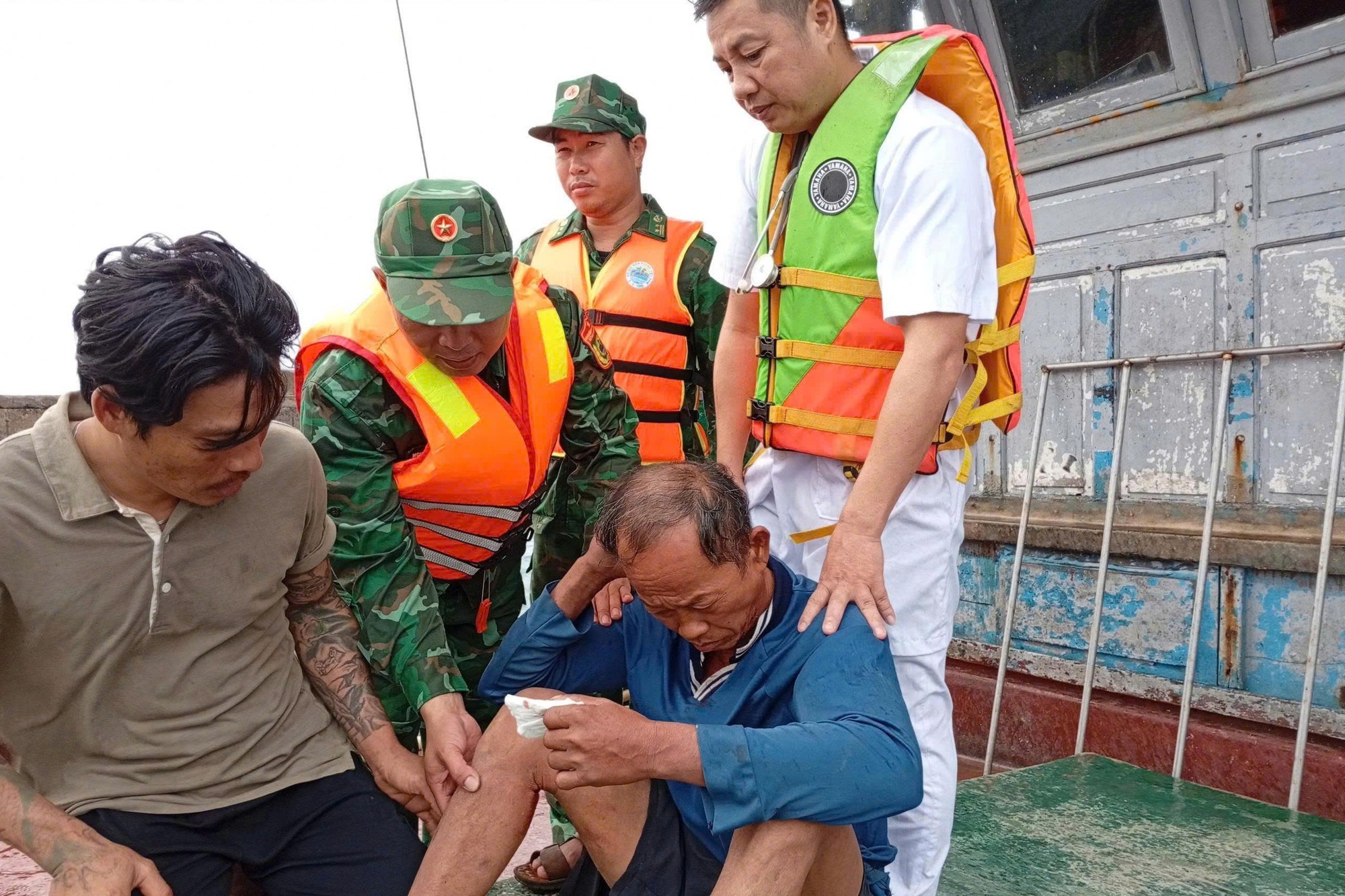 Cấp cứu kịp thời ngư dân gặp nạn trên vùng biển Bạch Long Vĩ- Ảnh 1. Cấp cứu kịp thời ngư dân gặp nạn trên vùng biển Bạch Long Vĩ- Ảnh 1.