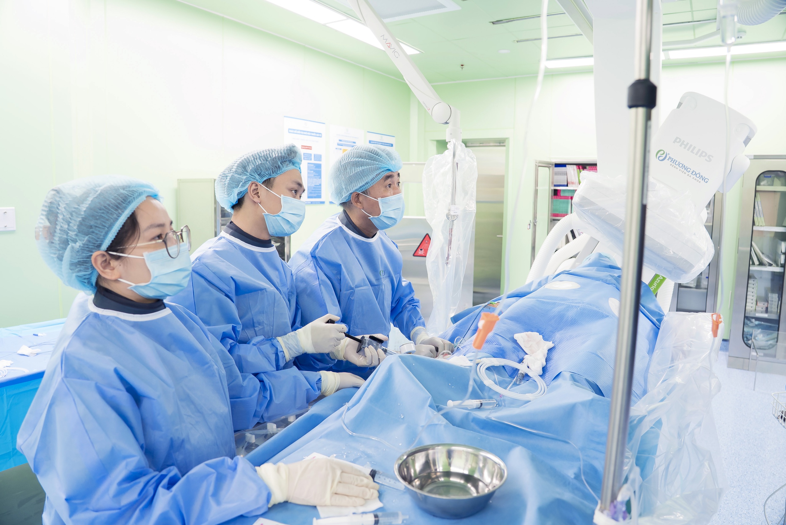 Bệnh viện Phương Đông: Nghẹt thở khơi thông 3 nhánh mạch vành hẹp khít, giành lại dòng máu nuôi tim cho bệnh nhân 72 tuổi- Ảnh 3. Bệnh viện Phương Đông: Nghẹt thở khơi thông 3 nhánh mạch vành hẹp khít, giành lại dòng máu nuôi tim cho bệnh nhân 72 tuổi- Ảnh 3.