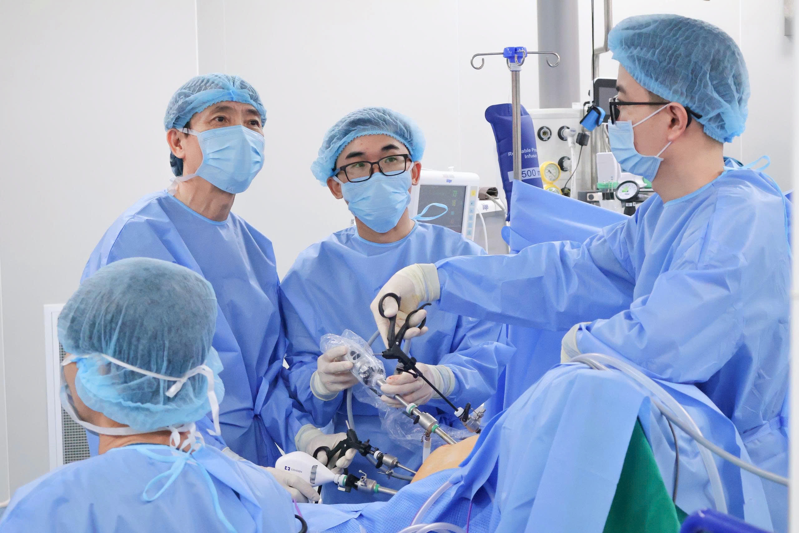 Ca phẫu thuật 'cân não' cứu bệnh nhân ung thư tiêu hoá đa bệnh nền tại Vinmec Cần Thơ- Ảnh 2. Ca phẫu thuật 'cân não' cứu bệnh nhân ung thư tiêu hoá đa bệnh nền tại Vinmec Cần Thơ- Ảnh 2.