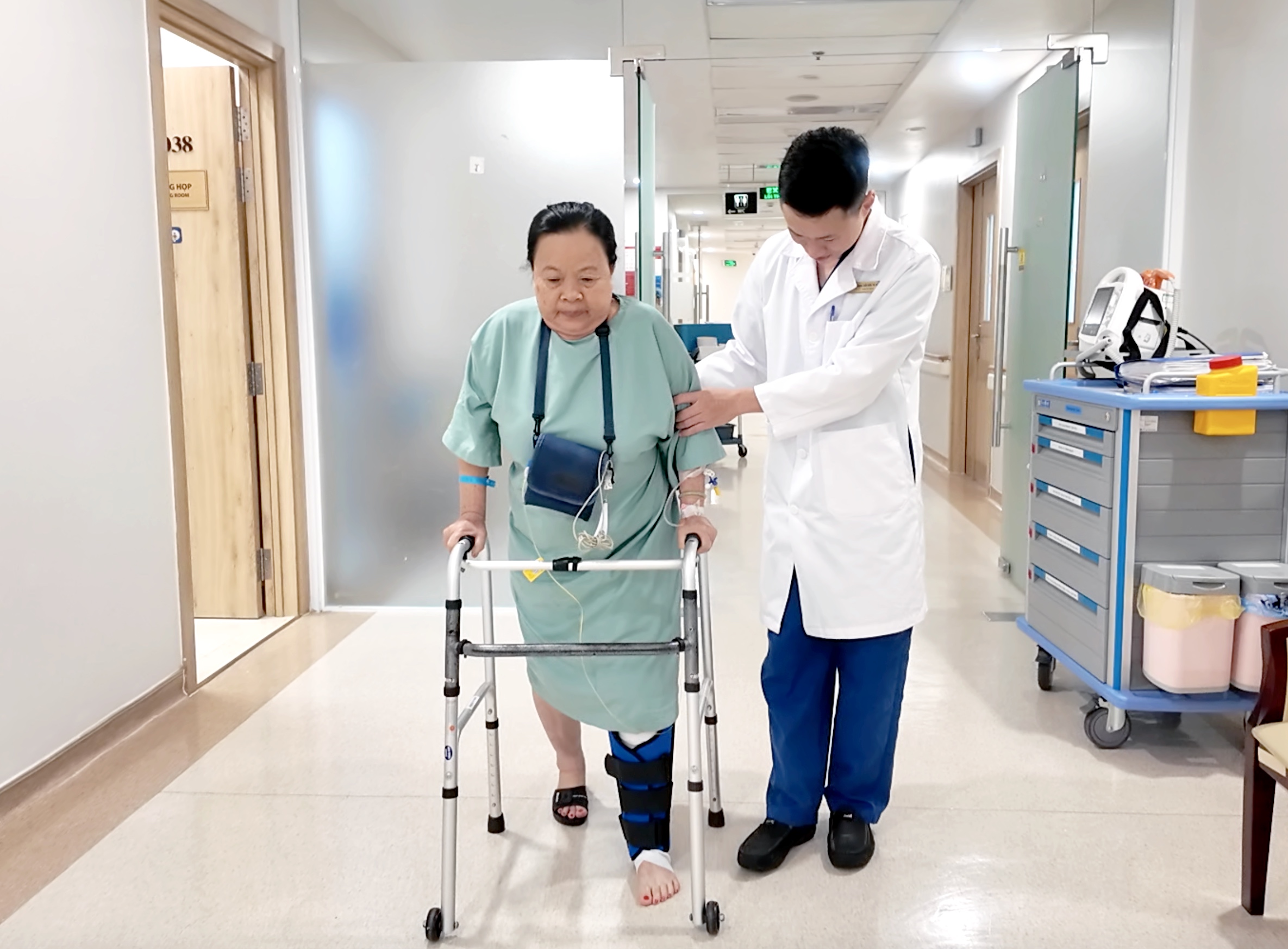 Gần như mất khả năng vận động, bệnh nhân được 'hồi sinh' đôi chân nhờ phẫu thuật bằng robot AI tại Vinmec Nha Trang- Ảnh 2. Gần như mất khả năng vận động, bệnh nhân được 'hồi sinh' đôi chân nhờ phẫu thuật bằng robot AI tại Vinmec Nha Trang- Ảnh 2.