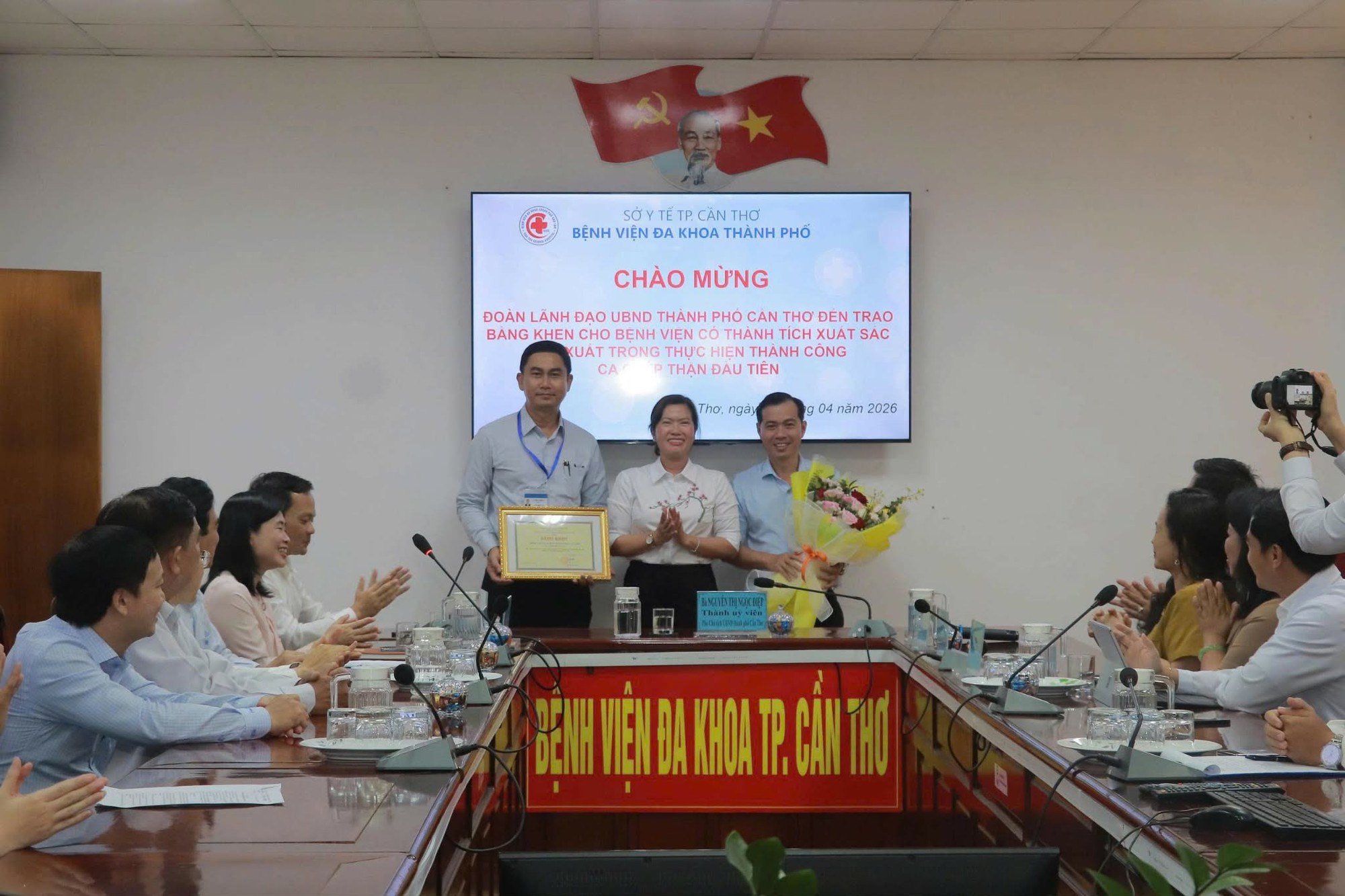 Ghép thận thành công, BVĐK TP Cần Thơ nhận Bằng khen- Ảnh 1.