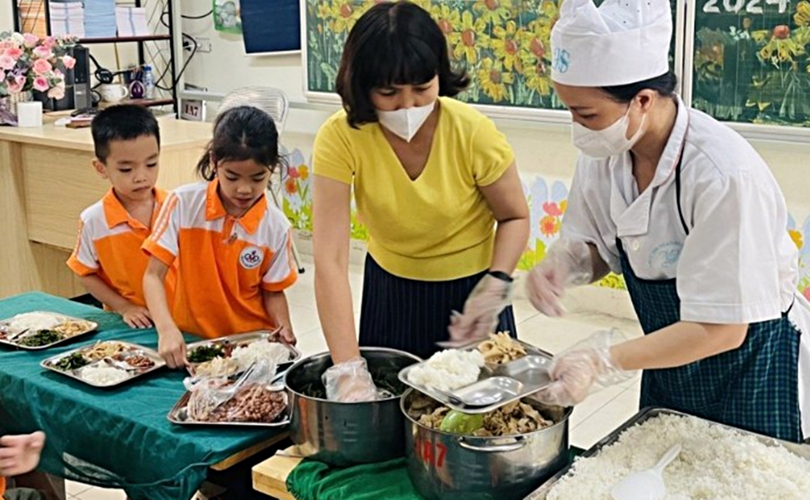 TPHCM siết an toàn thực phẩm bữa ăn học đường trong mùa nắng nóng- Ảnh 2. TPHCM siết an toàn thực phẩm bữa ăn học đường trong mùa nắng nóng- Ảnh 2.