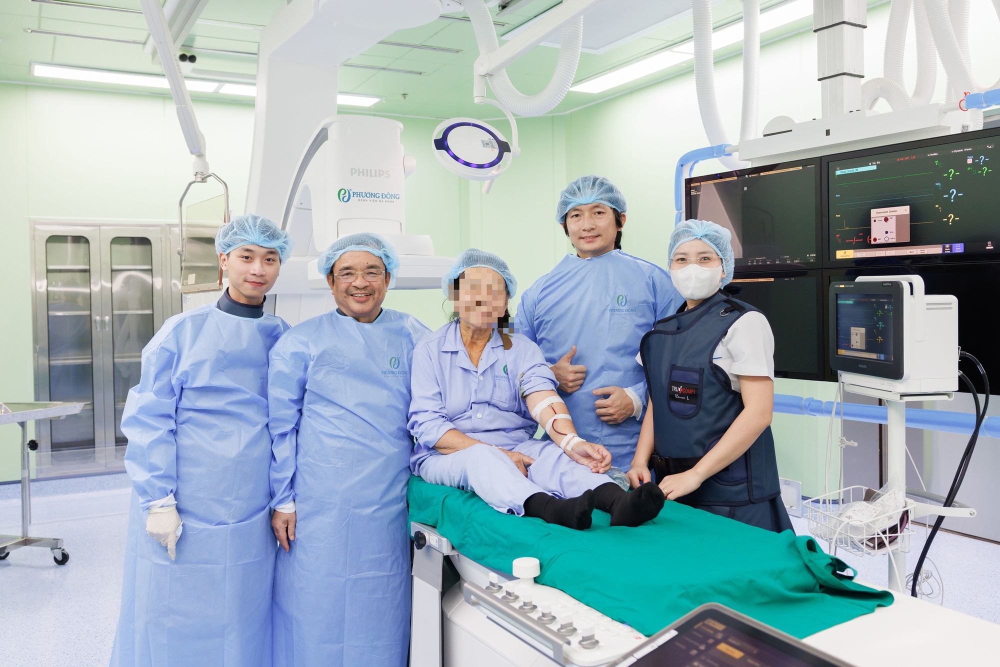 Bệnh viện Phương Đông: Nghẹt thở khơi thông 3 nhánh mạch vành hẹp khít, giành lại dòng máu nuôi tim cho bệnh nhân 72 tuổi- Ảnh 4. Bệnh viện Phương Đông: Nghẹt thở khơi thông 3 nhánh mạch vành hẹp khít, giành lại dòng máu nuôi tim cho bệnh nhân 72 tuổi- Ảnh 4.