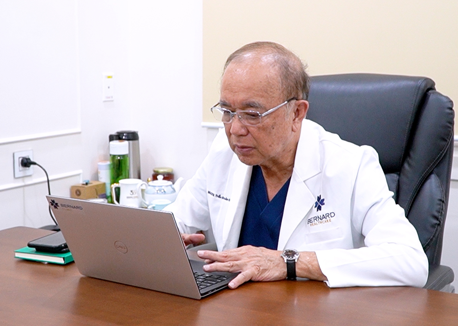Bác sĩ hơn 70 tuổi vẫn bền bỉ với vết thương khó lành- Ảnh 3. Bác sĩ hơn 70 tuổi vẫn bền bỉ với vết thương khó lành- Ảnh 3.