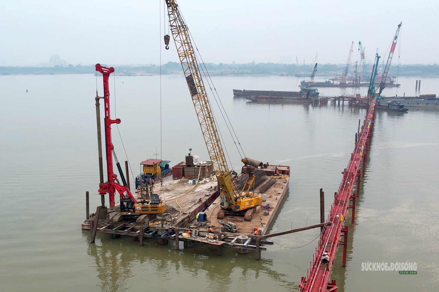 Đại công trường cầu Thượng Cát tăng tốc, quyết cán mốc trước mùa lũ- Ảnh 6. Đại công trường cầu Thượng Cát tăng tốc, quyết cán mốc trước mùa lũ- Ảnh 6.