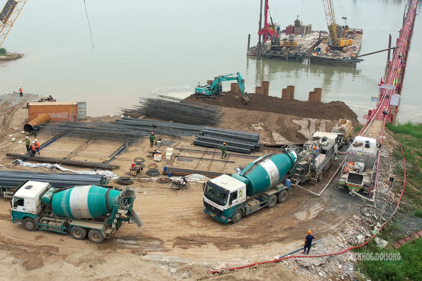 Đại công trường cầu Thượng Cát tăng tốc, quyết cán mốc trước mùa lũ- Ảnh 3. Đại công trường cầu Thượng Cát tăng tốc, quyết cán mốc trước mùa lũ- Ảnh 3.