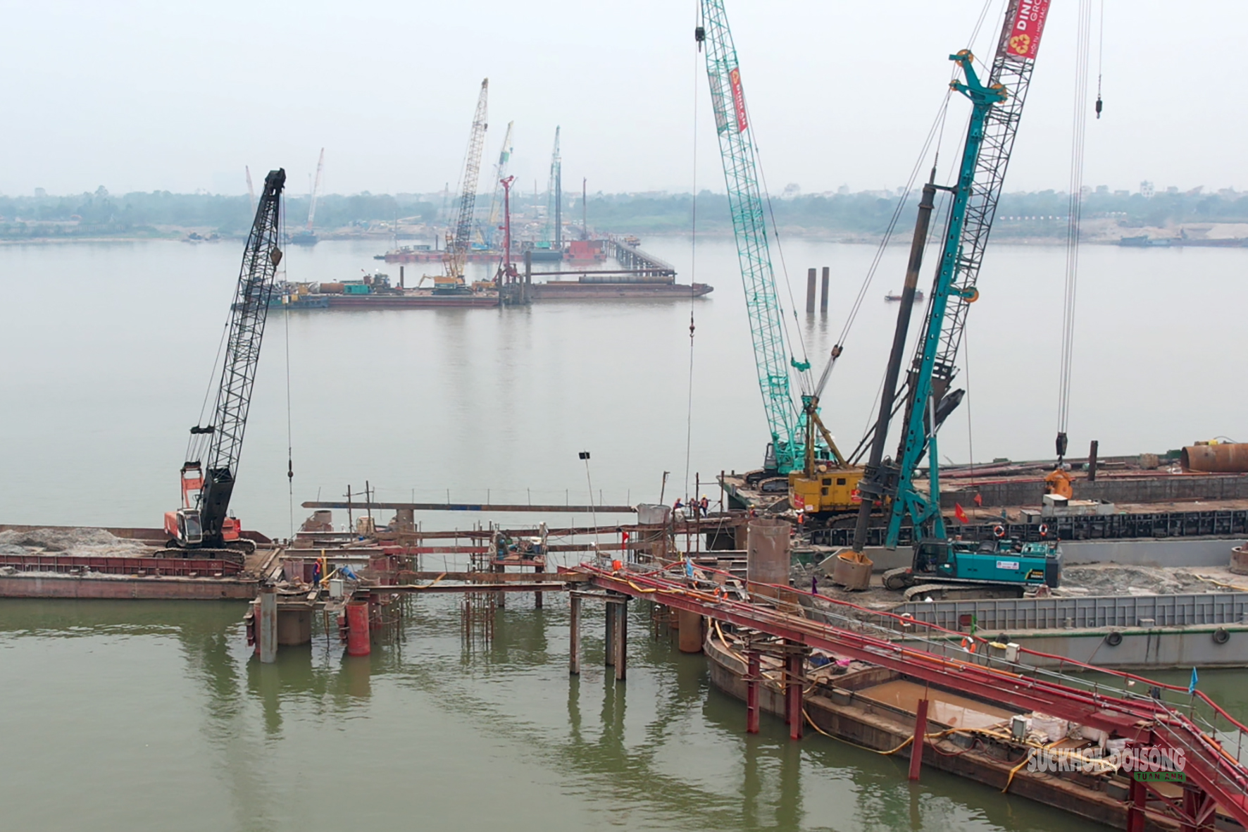 Đại công trường cầu Thượng Cát tăng tốc, quyết cán mốc trước mùa lũ- Ảnh 8. Đại công trường cầu Thượng Cát tăng tốc, quyết cán mốc trước mùa lũ- Ảnh 8.