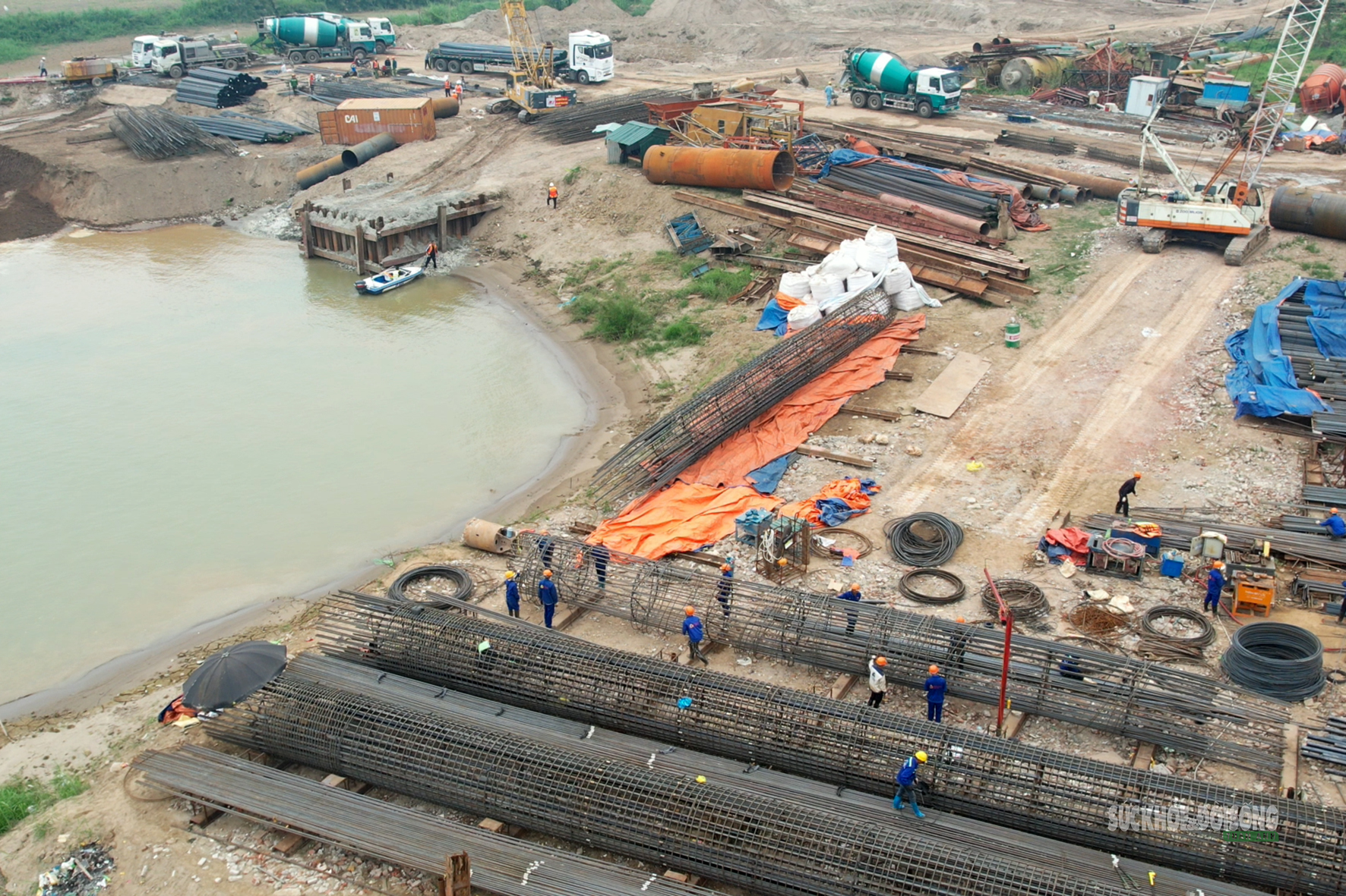 Đại công trường cầu Thượng Cát tăng tốc, quyết cán mốc trước mùa lũ- Ảnh 10. Đại công trường cầu Thượng Cát tăng tốc, quyết cán mốc trước mùa lũ- Ảnh 10.