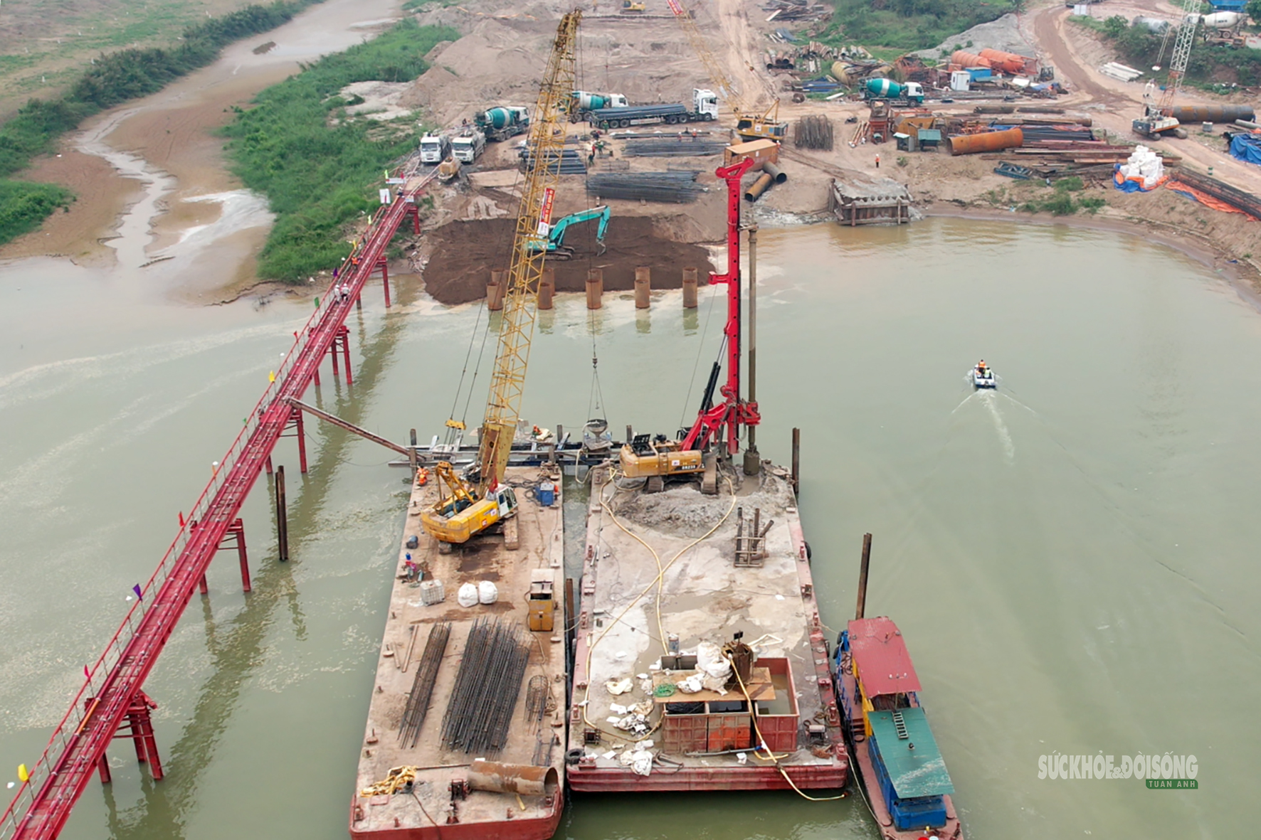 Đại công trường cầu Thượng Cát tăng tốc, quyết cán mốc trước mùa lũ- Ảnh 7. Đại công trường cầu Thượng Cát tăng tốc, quyết cán mốc trước mùa lũ- Ảnh 7.