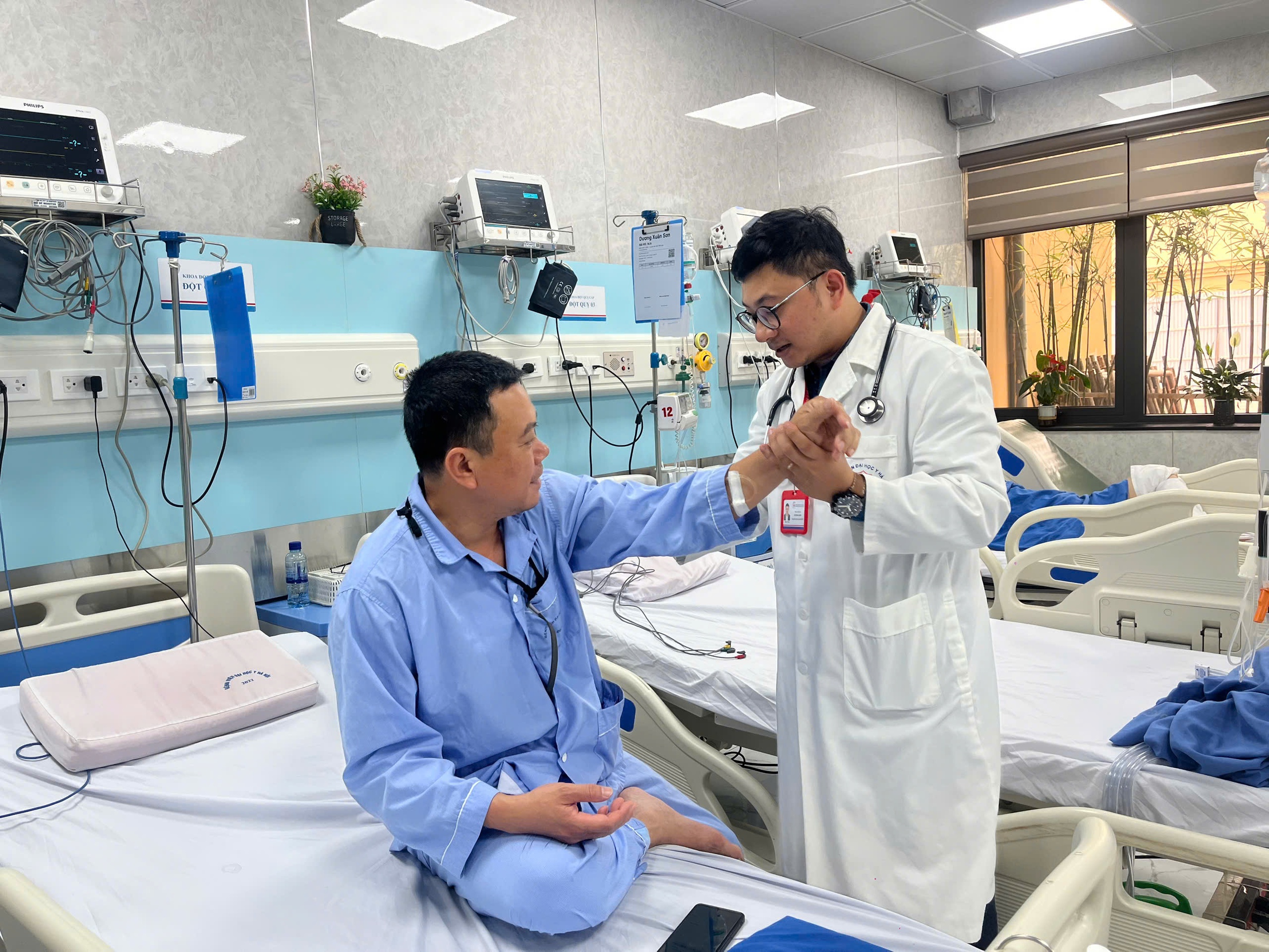 Bài 2: Đột quỵ không chờ đợi - Khi thời gian là vàng- Ảnh 1. Bài 2: Đột quỵ không chờ đợi - Khi thời gian là vàng- Ảnh 1.