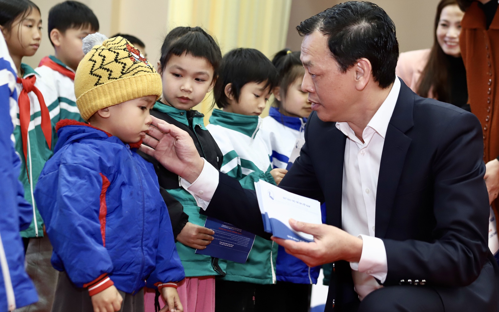 Đoàn công tác Bộ Y tế thăm, tặng quà các cơ sở y tế và trẻ em có hoàn cảnh khó khăn ở Tuyên Quang