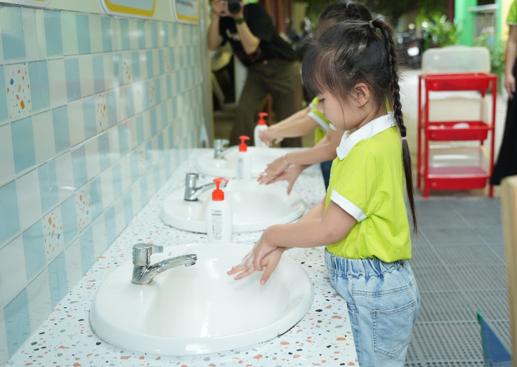Bệnh tay chân miệng xuất hiện ở 126 xã, phường, Hà Nội kích hoạt chiến dịch phòng dịch trong trường học- Ảnh 3. Bệnh tay chân miệng xuất hiện ở 126 xã, phường, Hà Nội kích hoạt chiến dịch phòng dịch trong trường học- Ảnh 3.