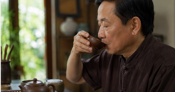 Caffeine trong trà có làm tăng nguy cơ loãng xương?