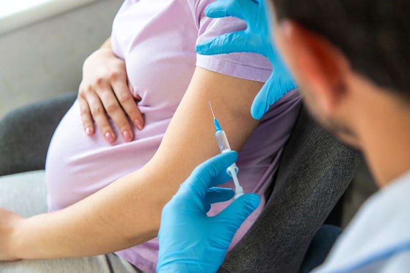 3 vaccine quan trọng nên tiêm khi mang thai - Ảnh 1. 3 vaccine quan trọng nên tiêm khi mang thai - Ảnh 1.