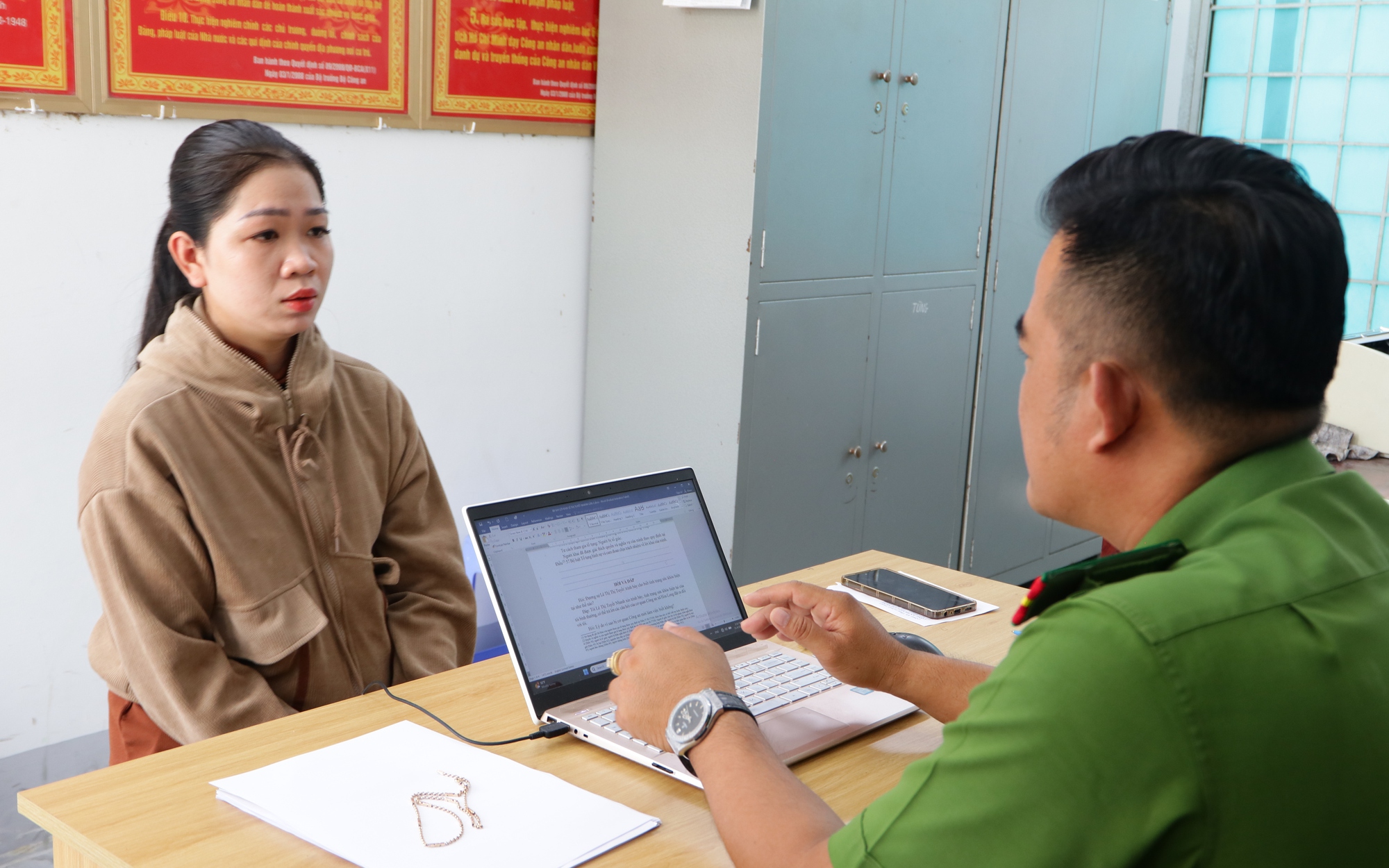 Bắt nhanh đối tượng truy nã nguy hiểm từ Cà Mau lẩn trốn tại Lào Cai- Ảnh 2.