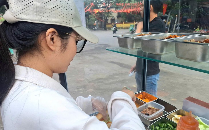 Đề xuất phạt tới 4 triệu đồng nếu để móng tay dài khi bán đồ ăn: Người bán lo lắng, người dân ủng hộ