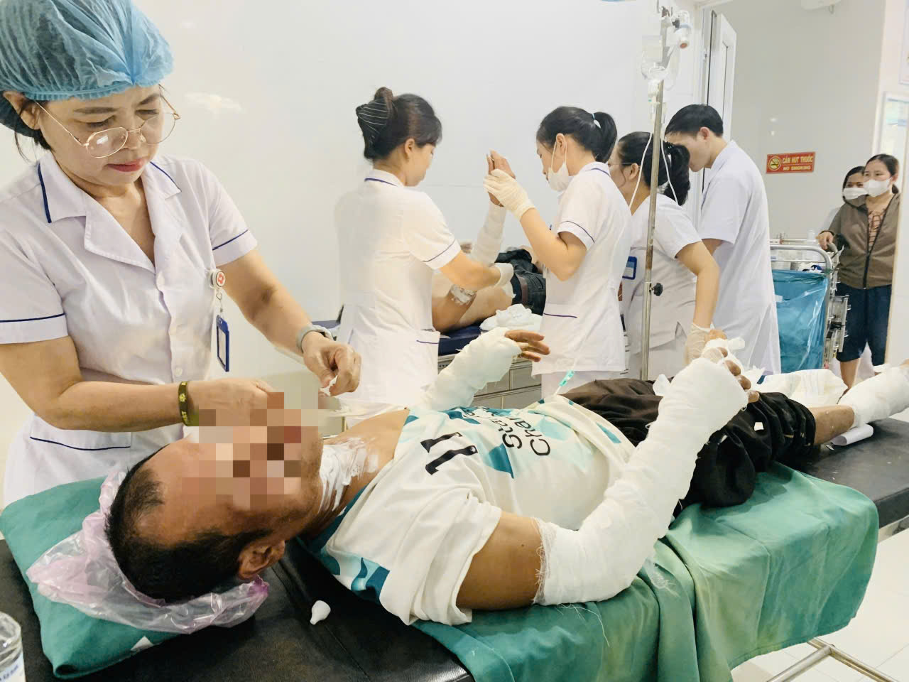 Bị bỏng vì thui thịt chó bằng bình gas, hai người đàn ông lại lấy xăng chữa vết thương- Ảnh 1. Bị bỏng vì thui thịt chó bằng bình gas, hai người đàn ông lại lấy xăng chữa vết thương- Ảnh 1.
