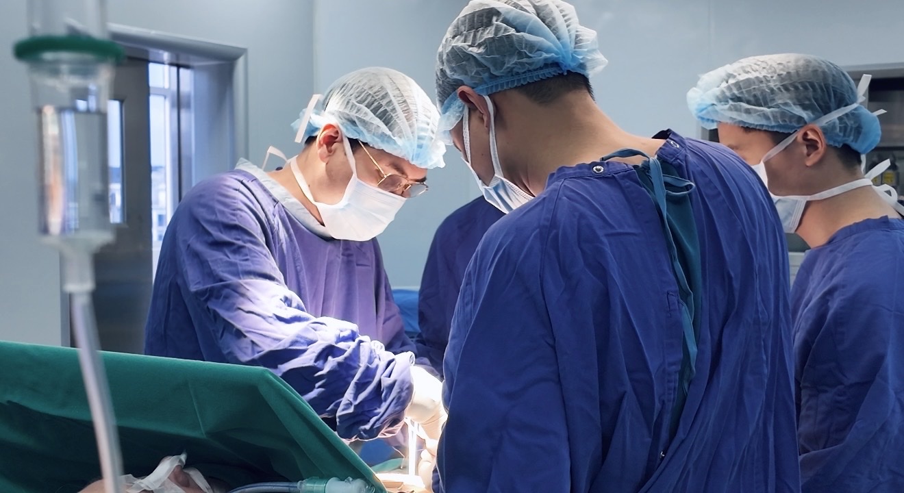 Cứu sống bệnh nhân người Anh có dạ dày 'lạc chỗ' lên lồng ngực- Ảnh 1. Cứu sống bệnh nhân người Anh có dạ dày 'lạc chỗ' lên lồng ngực- Ảnh 1.