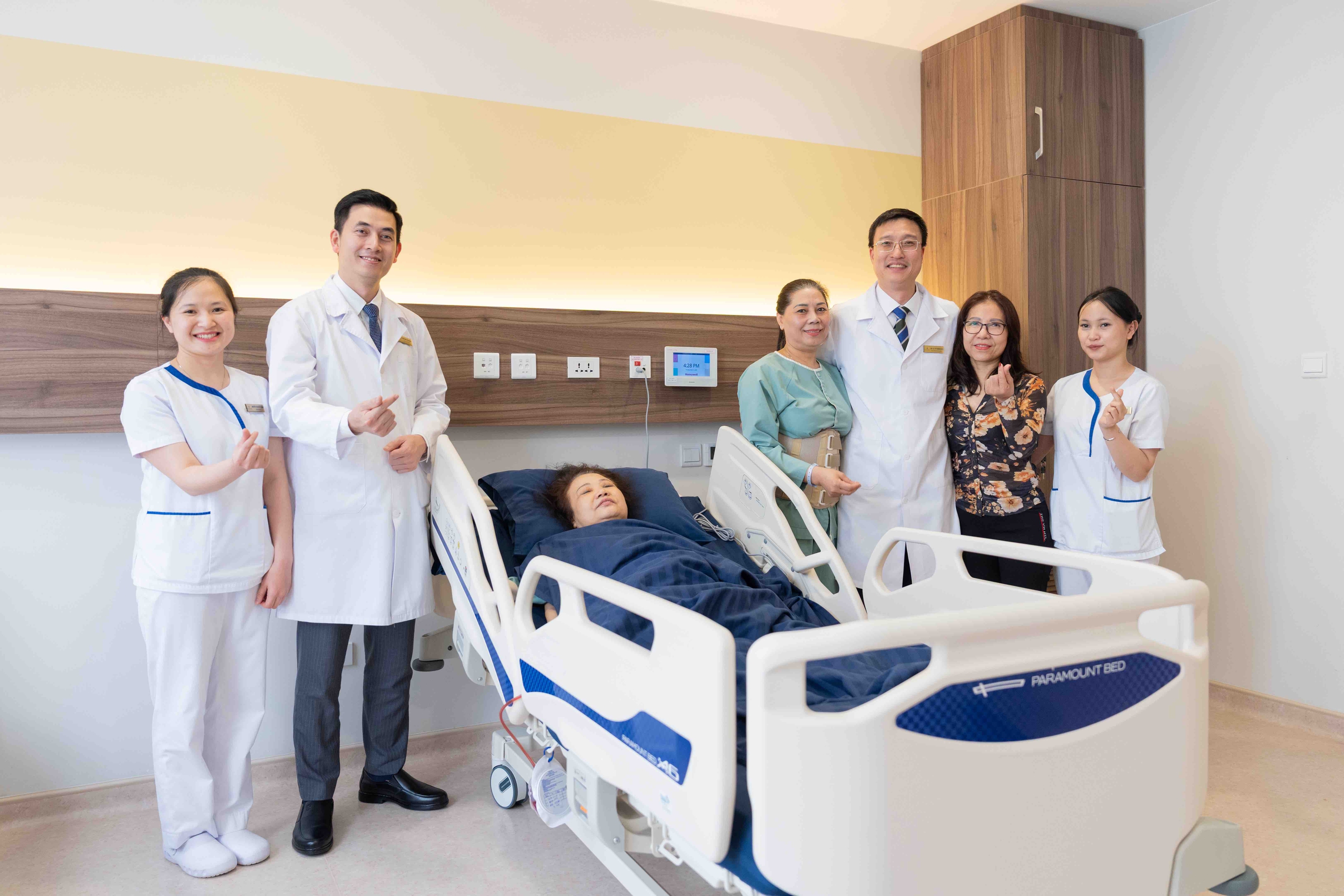 anh-1-17791778005361054144920 Hai chị em Việt kiều Canada trở về Việt Nam phẫu thuật cột sống tại Vinmec Smart City- Ảnh 1.
