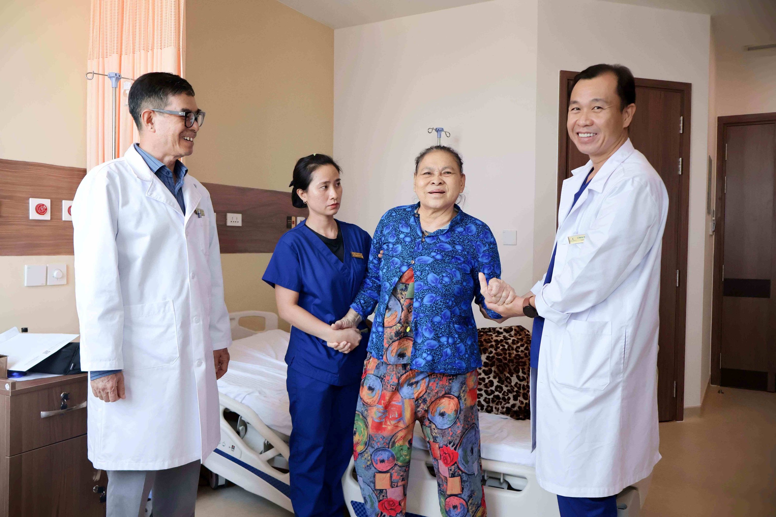 anh-2-177924910188521132507 Vinmec thay khớp toàn phần cho bệnh nhân 78 tuổi bị hoại tử chỏm- Ảnh 2.