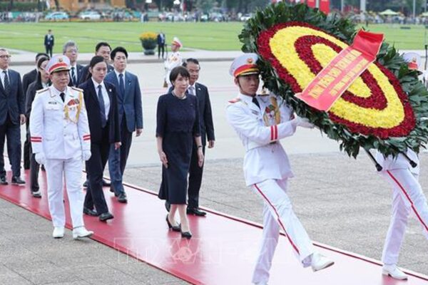 Thủ tướng Nhật Bản đặt vòng hoa viếng Chủ tịch Hồ Chí Minh và Đài tưởng niệm các Anh hùng liệt sỹ