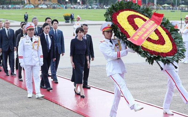 Thủ tướng Nhật Bản đặt vòng hoa viếng Chủ tịch Hồ Chí Minh và Đài tưởng niệm các Anh hùng liệt sỹ