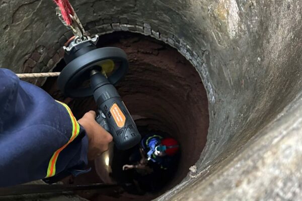 TPHCM: Giải cứu người rơi giếng sâu 35m