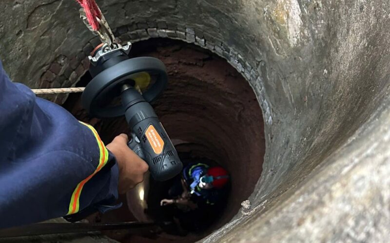 TPHCM: Giải cứu người rơi giếng sâu 35m