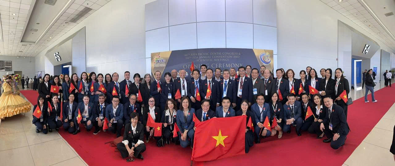 doan-viet-nam-dang-cai-1777875979482465037864 Hơn 5.000 chuyên gia, bác sĩ dự hội nghị nha khoa quốc tế lớn bậc nhất tại Việt Nam- Ảnh 1.