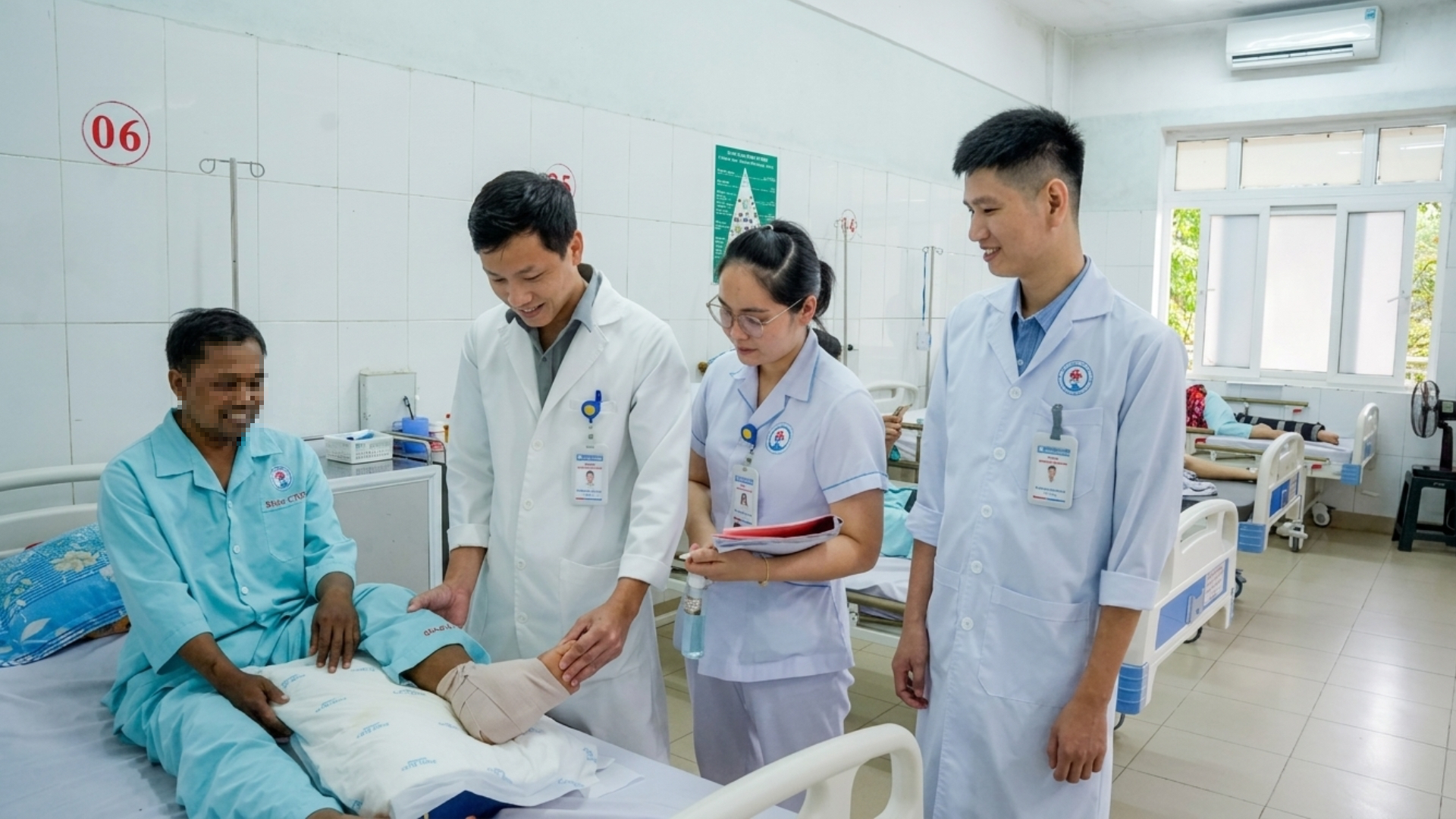 Người đàn ông bị lưỡi máy cắt cỏ văng trúng đứt lìa bàn chân- Ảnh 1. Người đàn ông bị lưỡi máy cắt cỏ văng trúng đứt lìa bàn chân- Ảnh 1.