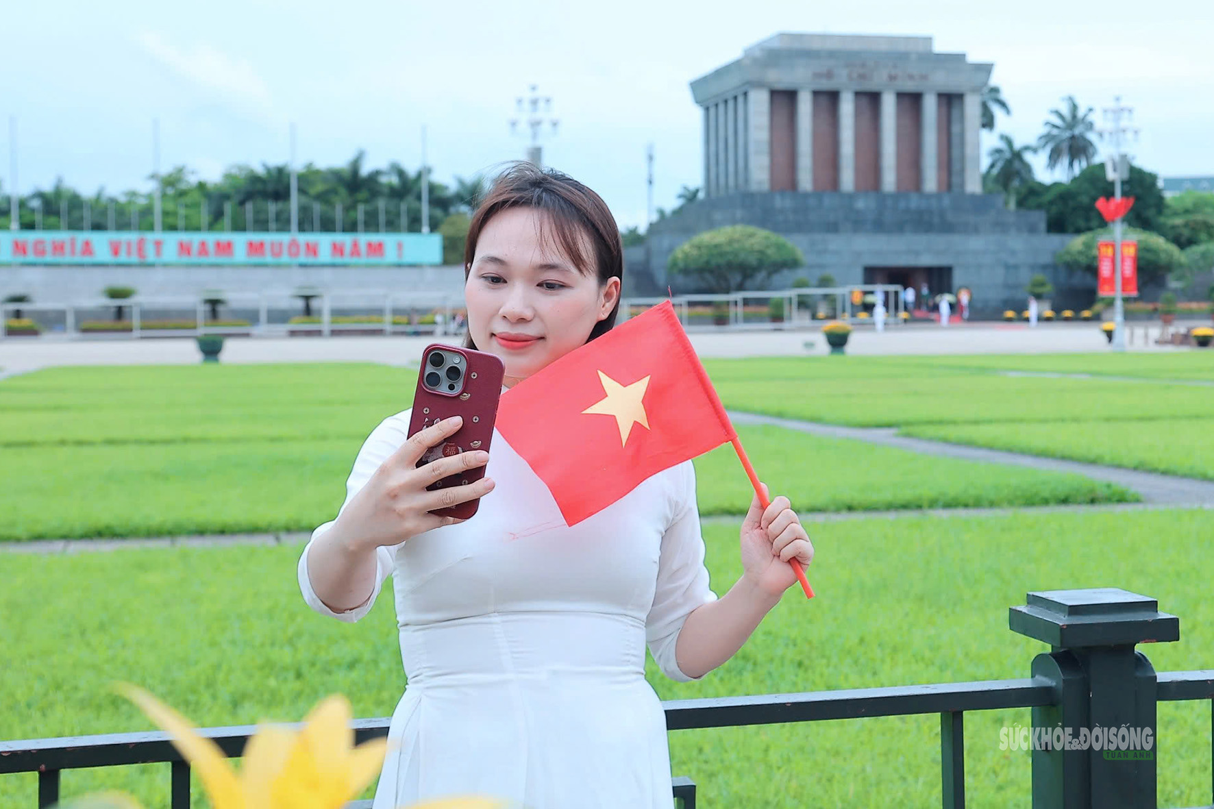 Giới trẻ rộn ràng check-in bên Lăng Bác dịp 30/4- Ảnh 4. Giới trẻ rộn ràng check-in bên Lăng Bác dịp 30/4- Ảnh 4.