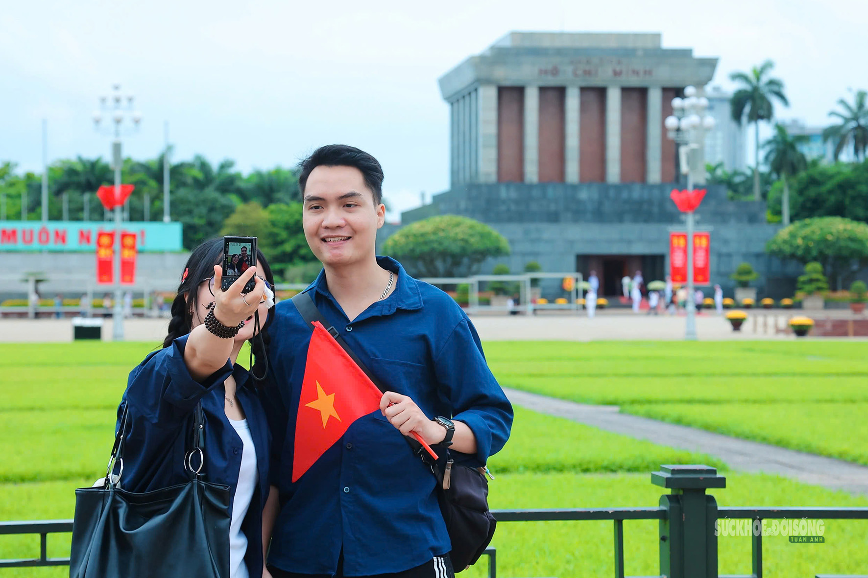 Giới trẻ rộn ràng check-in bên Lăng Bác dịp 30/4- Ảnh 3. Giới trẻ rộn ràng check-in bên Lăng Bác dịp 30/4- Ảnh 3.