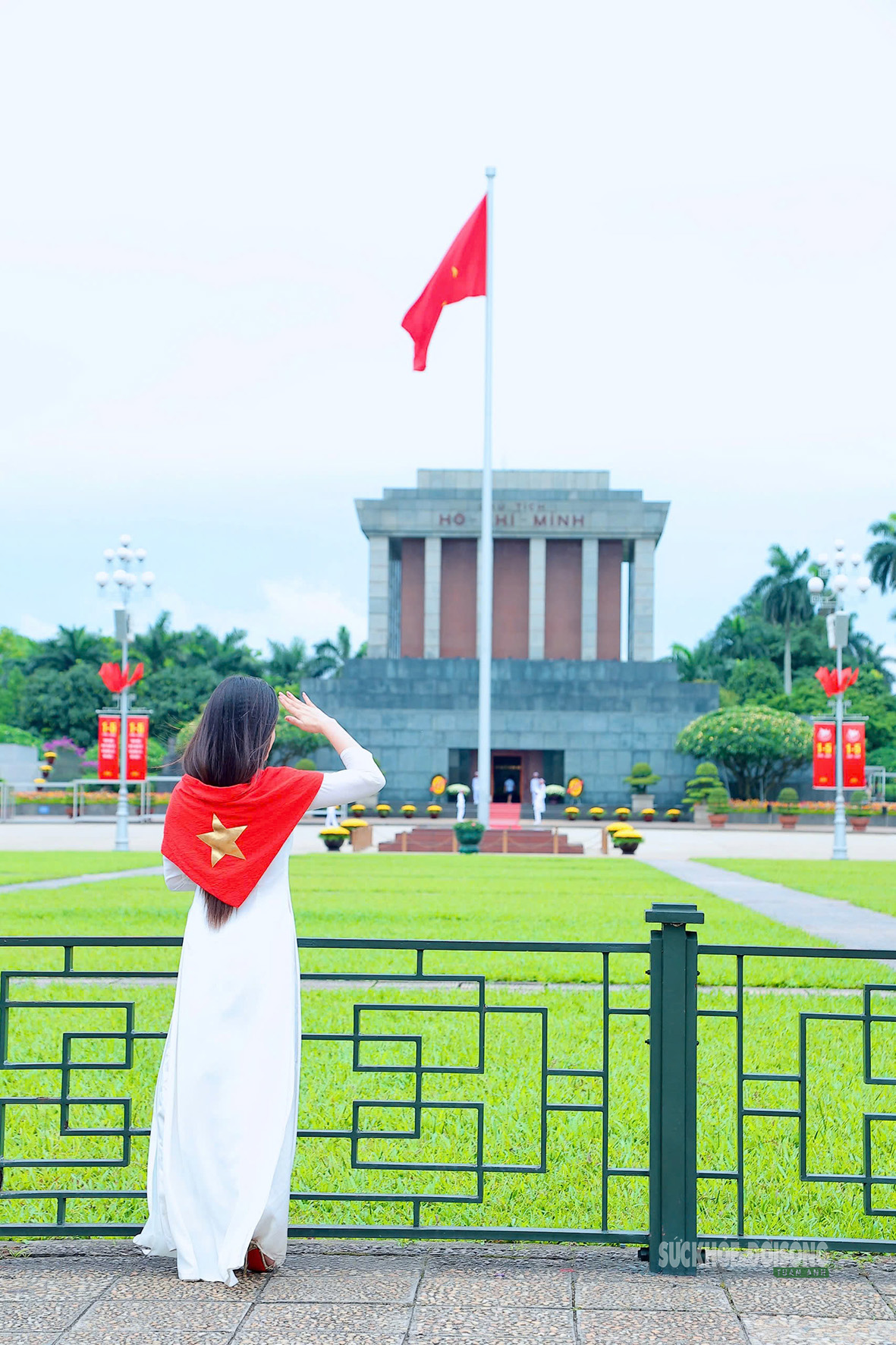 Giới trẻ rộn ràng check-in bên Lăng Bác dịp 30/4- Ảnh 5. Giới trẻ rộn ràng check-in bên Lăng Bác dịp 30/4- Ảnh 5.