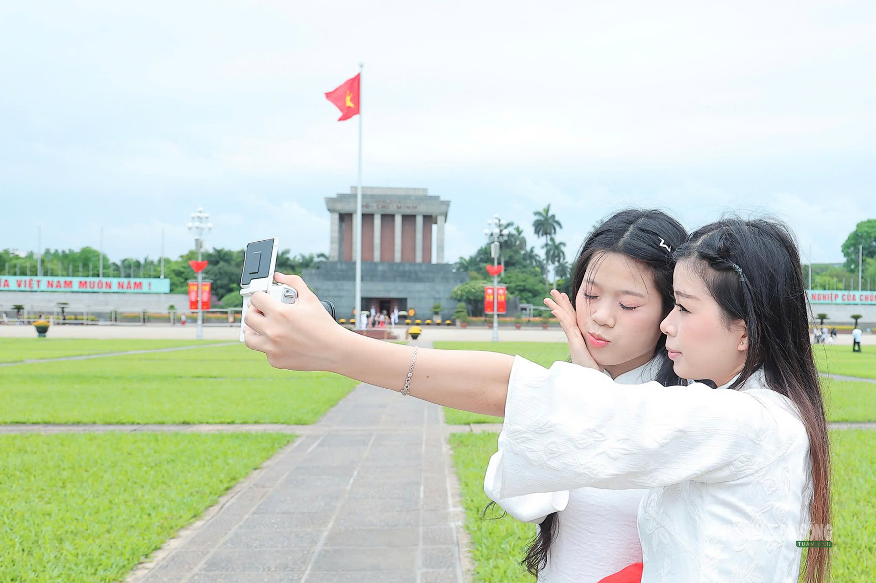 Giới trẻ rộn ràng check-in bên Lăng Bác dịp 30/4- Ảnh 6. Giới trẻ rộn ràng check-in bên Lăng Bác dịp 30/4- Ảnh 6.