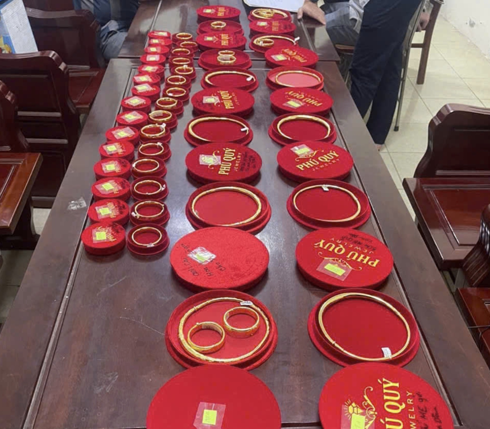 Khởi tố Đinh Văn Cường vì mang 112 chỉ vàng giả đi cầm cố- Ảnh 2. Khởi tố Đinh Văn Cường vì mang 112 chỉ vàng giả đi cầm cố- Ảnh 2.