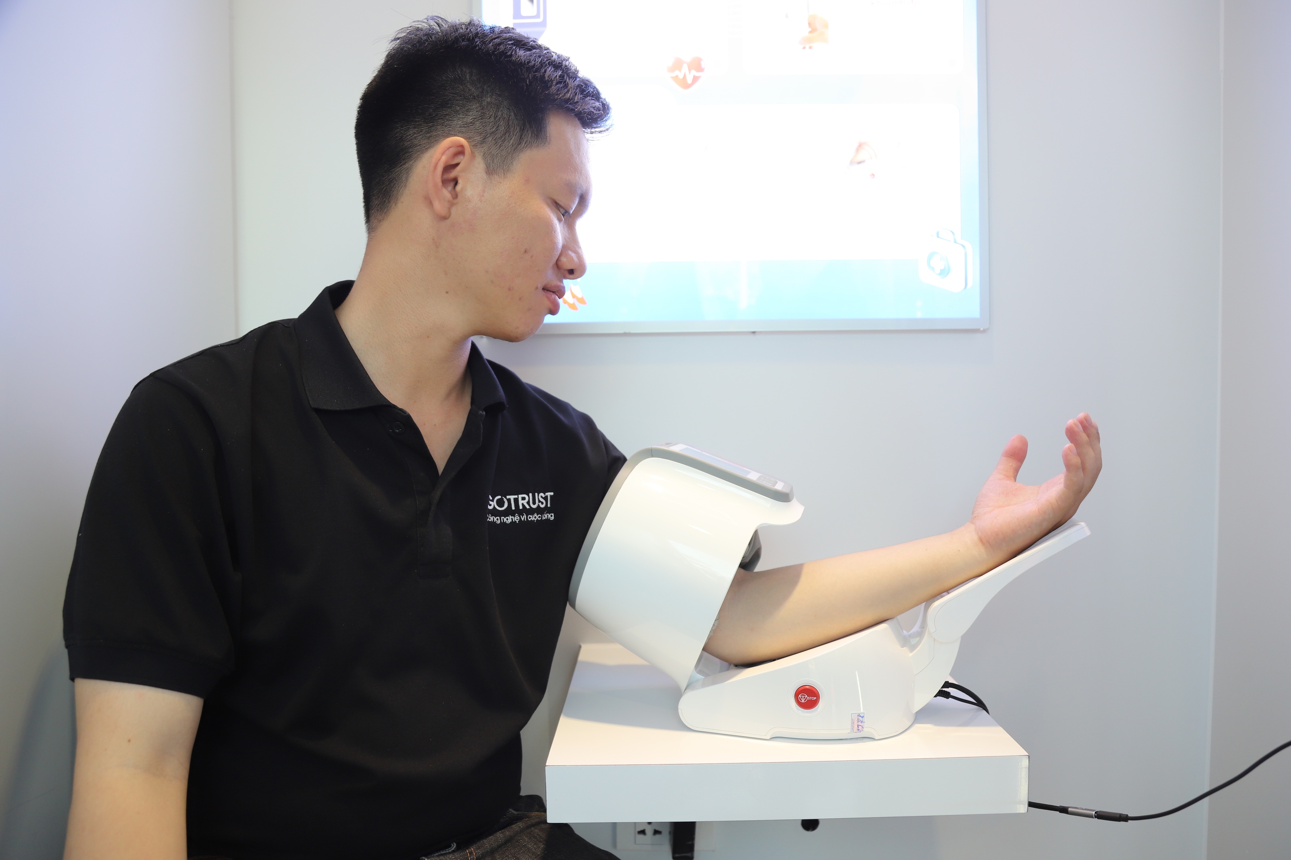 Trạm Công dân số đưa dịch vụ công và y tế số 'chạm cửa' người dân- Ảnh 2. Trạm Công dân số đưa dịch vụ công và y tế số 'chạm cửa' người dân- Ảnh 2.