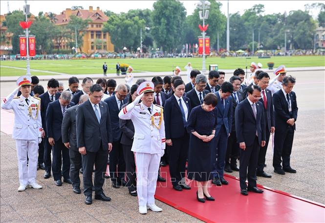lang-bac-020526-2-1777725178669-17777251790101240473530 Thủ tướng Nhật Bản đặt vòng hoa viếng Chủ tịch Hồ Chí Minh và Đài tưởng niệm các Anh hùng liệt sỹ- Ảnh 3.